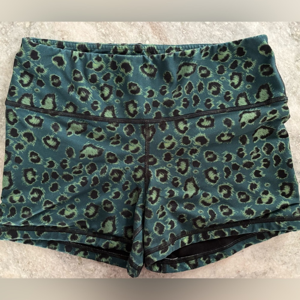 Fleo Power High Rise Shorts | Leopard - Picture 2 of 4